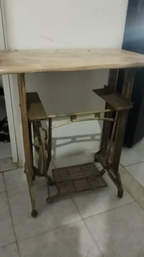 Pé de máquina de costura com pedra de mármore