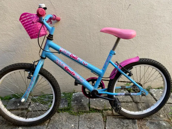 Bicicleta infantil rosa e azul