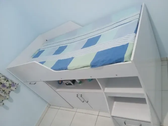 Cama  escrivaninha de solteiro.