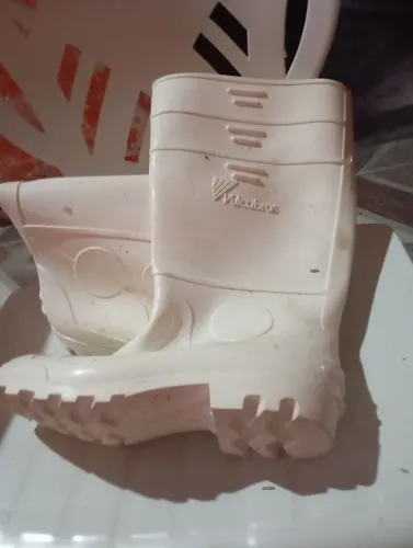 Bota de plástico tamanho 38. Cano alto