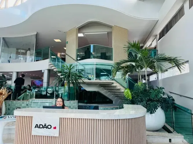 Vendedora com ou seu experiencia, horário comercial