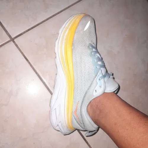 Hoka Bondi 8 na coloração Summer Song Count