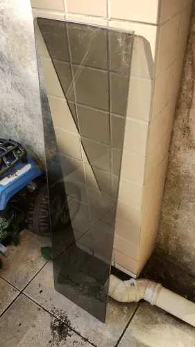Peça de vidro fumê com medidas 1,02 de comprimento por 25cm de largura 