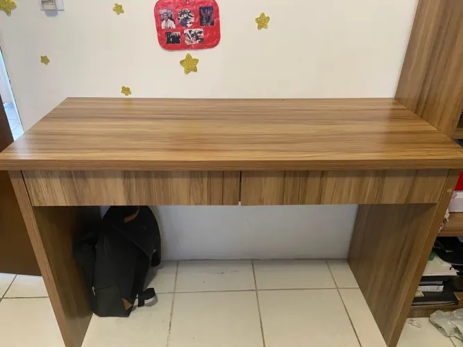 Mesa com duas gavetas com divisórias/escrivaninha em MDF,cor amadeirado