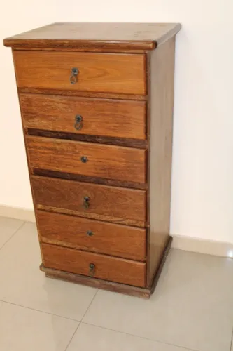 Cômoda de Madeira - 6 Gavetas Vendo cômoda de madeira, estilo clássico, com 9 anos de uso