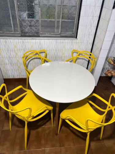 Mesa com 4 cadeiras