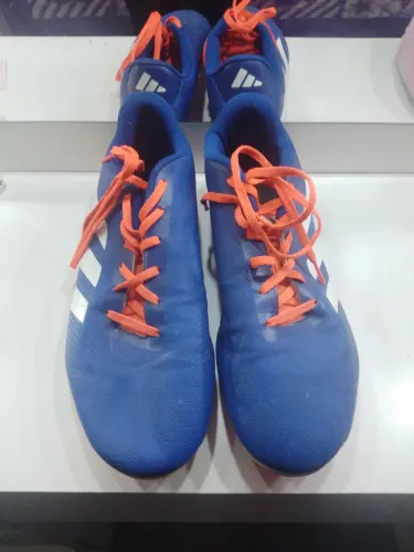 Chuteira de trava da Adidas só tem dois jogos 