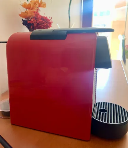 Cafeteira Nespresso Essenza mini vermelha
