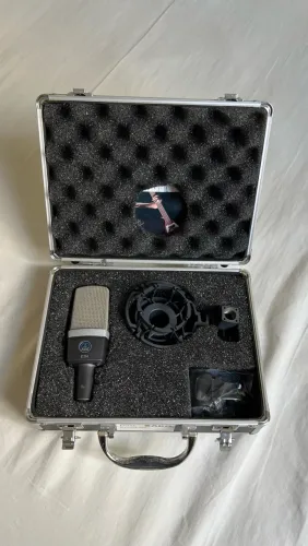 AKG C214 - Microfone Condensador de Estúdio