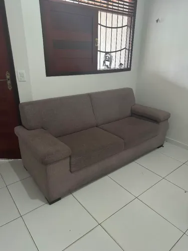 Sofa de três lugares ,em ótimas condições de uso, por 450,00.