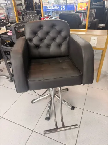 Cadeira de salão de beleza em excelente estado.
