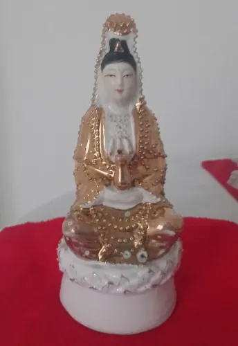 estatueta kuan yin porcelana dourada
