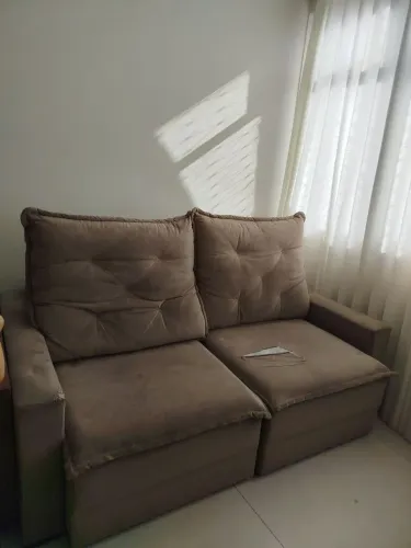 Sofá retrátil com encosto reclinável