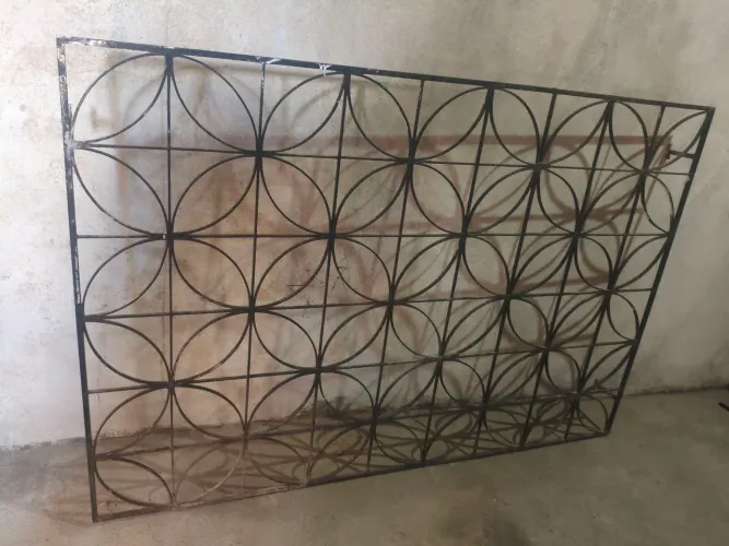Grade de Janela(modelo antigo) ferro reforçado! Em excelente estado!