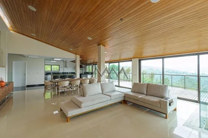 Casa à Venda no Condomínio Vila Del Rey com 4 Suítes - 710m²