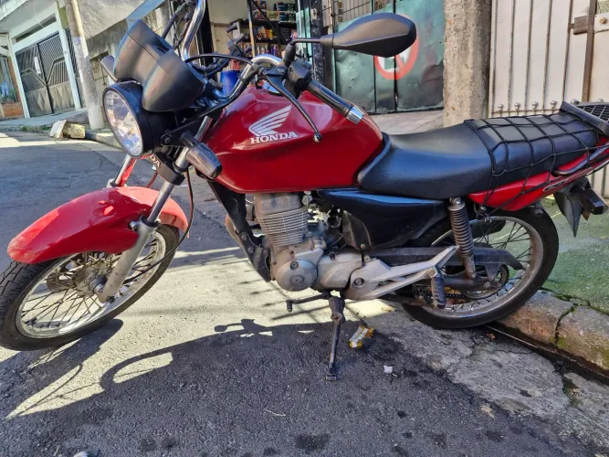 Moto em dia .Não fuma nem bate motor , detalhes do dia a dia. 