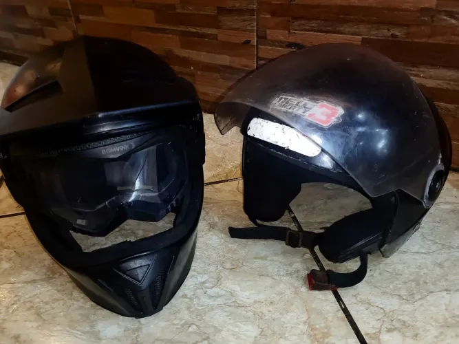 Vendo 2 capacetes aberto e outro outro fechado