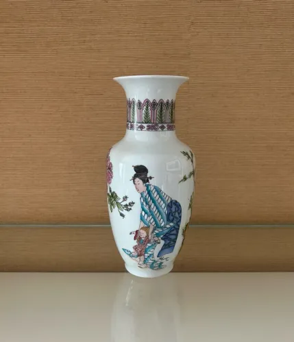 Vaso de louça com desenho oriental