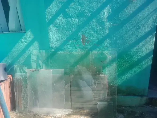 Vidros de vários tamanhos e espessuras