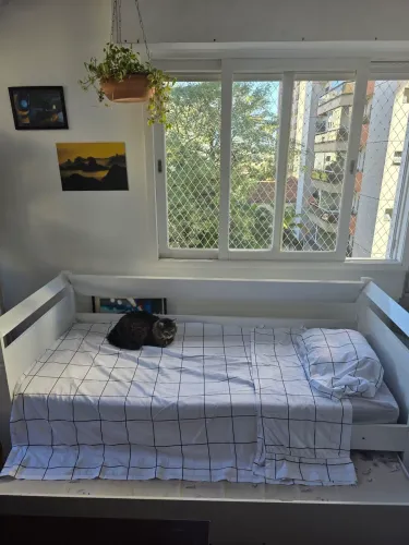 Sofá Cama na cor branca com dois colchões pronto para uso