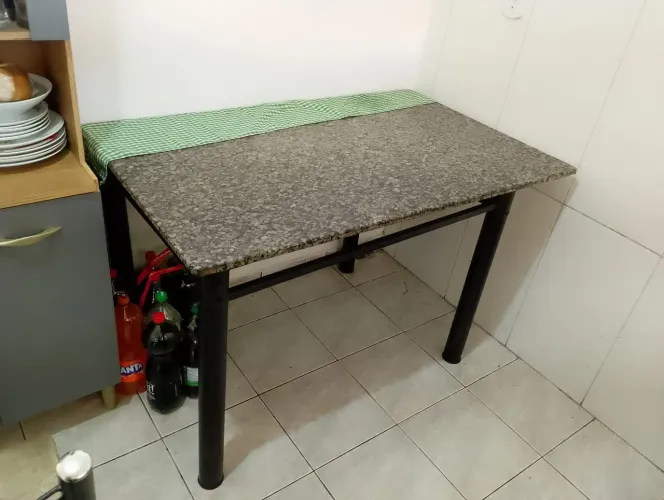Mesa de granito usada em bom estado,sem as cadeiras.