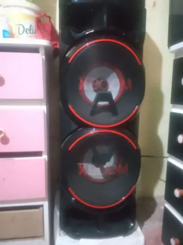 Caixa de som Xboox LG toca muito e bate forte também lá ele 