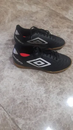 Chuteira umbro sem travas n°39