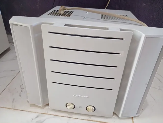 Ar condicionado Springer 7500 btus 220 volts gelando ótimo r$380