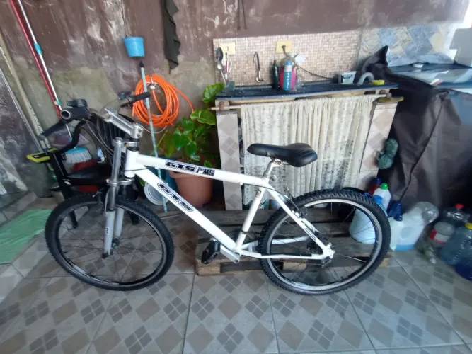 Vendo uma bicicleta GTS alumínio marcha