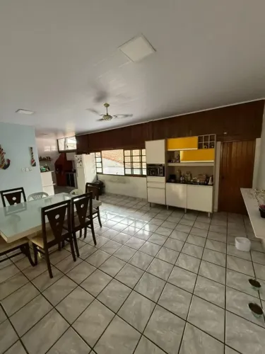IMPERDÍVEL EM GLÓRIA,, IMÓVEL COM 357 m², 4 QUARTOS, 3 LOJAS, MORE, EMPREENDA E LUCRE .
