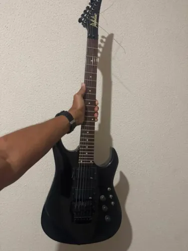 Guitarra em excelente estado de conservação ( já inclui as cordas)