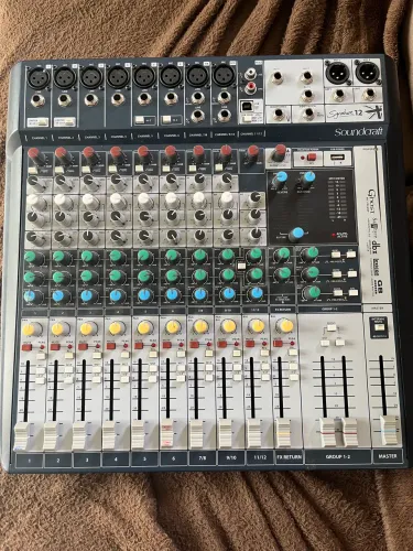 Mesa de som Soundcraft Signature 12 analógica
