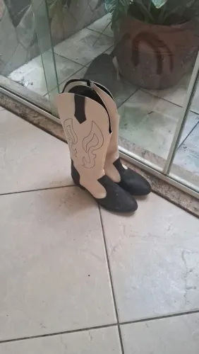 Vendo bota Número 37. Por 150,00. Usada apenas 1 vez. Interessados contato- *.