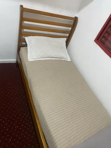 Cama de madeira com colchão.