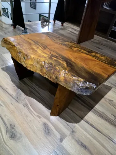 Mesa de centro de madeira maciça