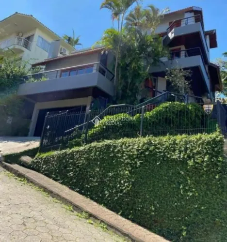 Casa em Coqueiros com 1 suíte master + 2 demi-suítes