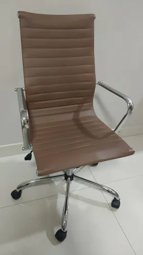 Vendo cadeira de escritório bem conservada 300$
