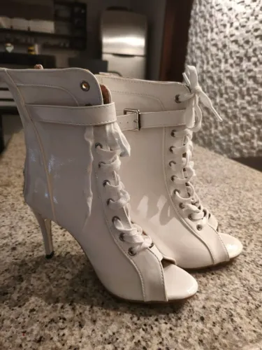 Bota branca cano curto nunca usada n39