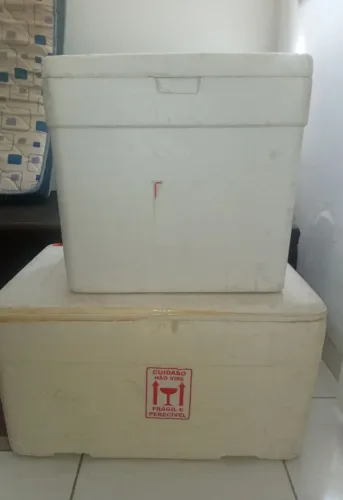Caixa de isopor.