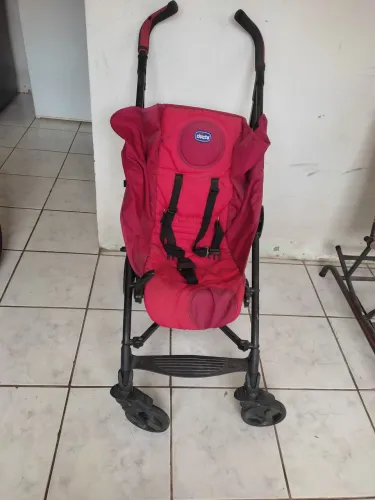 Vende-se esse carinho de bebê.