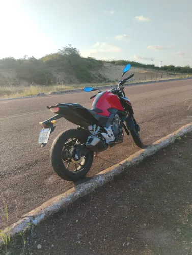 Vendo linda CB 300 F muito nova (83)9  * ZAP 