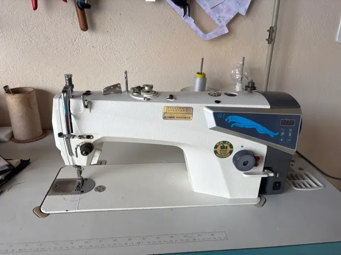 Máquina de Costura Industrial Reta Eletrônica Q1