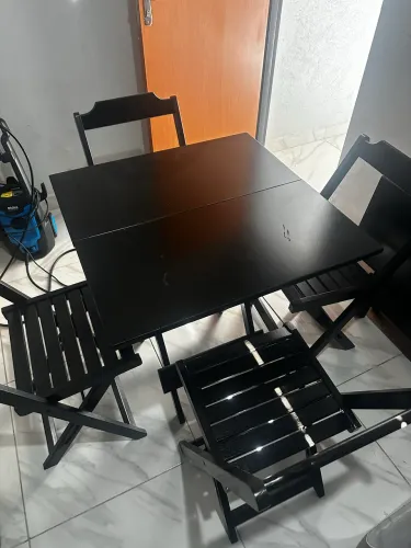 Jogo de mesas e cadeiras