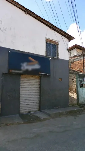 Condomínio com 4 casas e um ponto comercial.