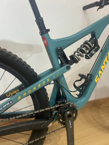 Bicicleta Santa Cruz Bronson sem suspensão dianteira