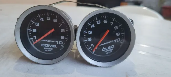 Marcador de pressão de óleo e combustível.