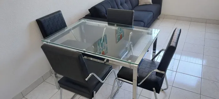 Mesa de jantar em metal e vidro