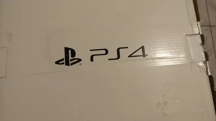 Playstation 4 na caixa