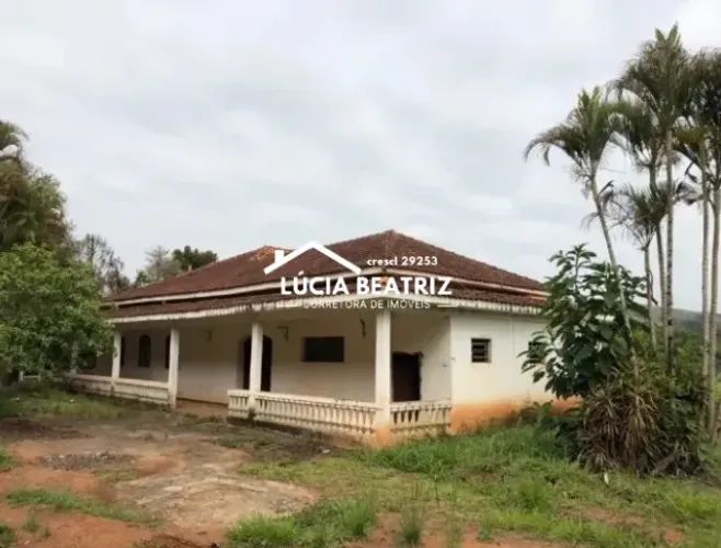 Casa de Fazenda Antiga, com Potencial Imenso, em terreno de 4 Hectares com Bela Vista