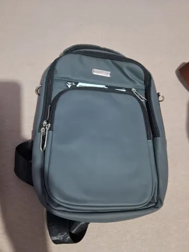 Mochila esportiva pequena, nova, com a etiqueta